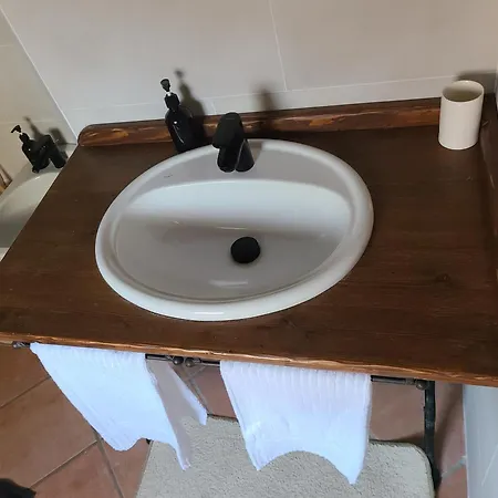 Robin's Nest Guest house Paruzzaro